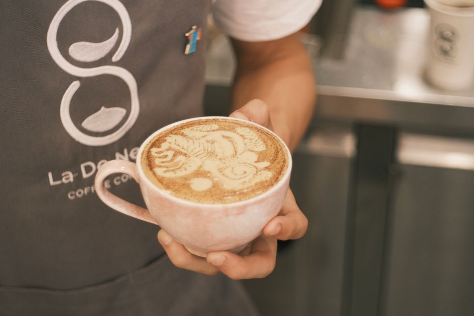 Bolsas de café de origen alineadas sobre la barra con sus notas de cata